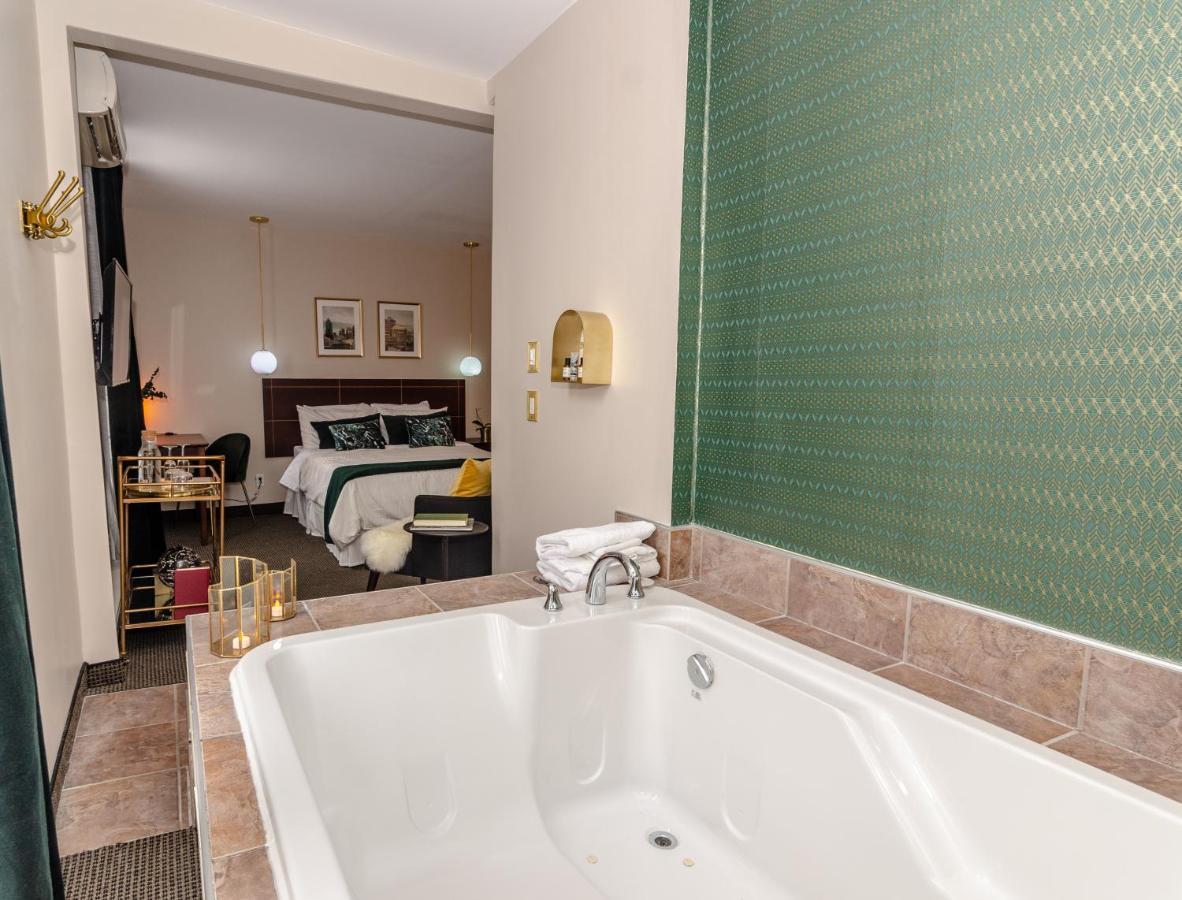 Queen Room with Spa Bath
