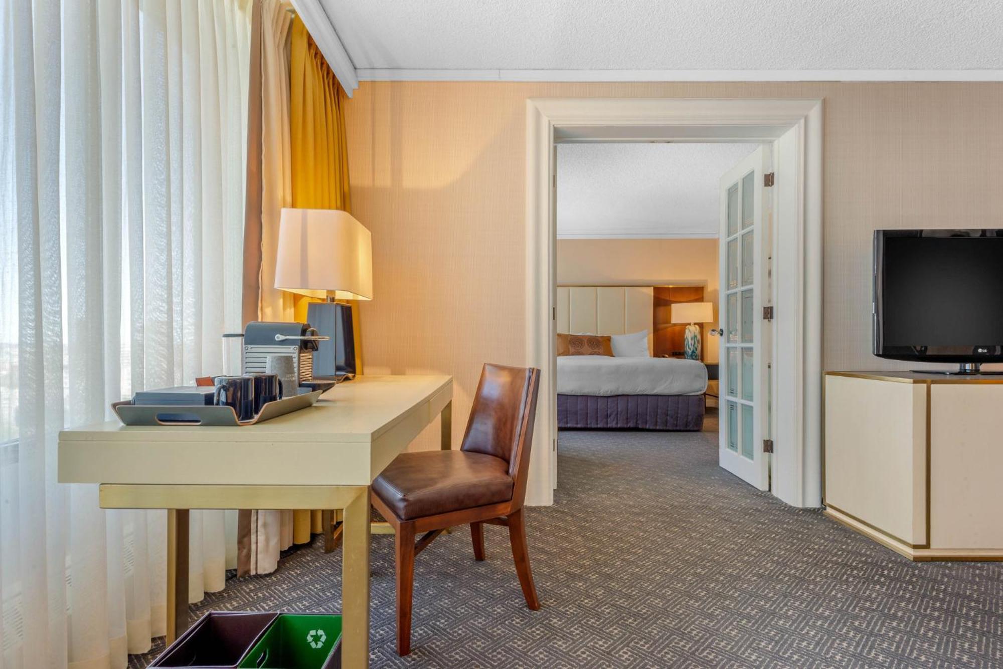 Omni Suite – 1 King bed Sofabed