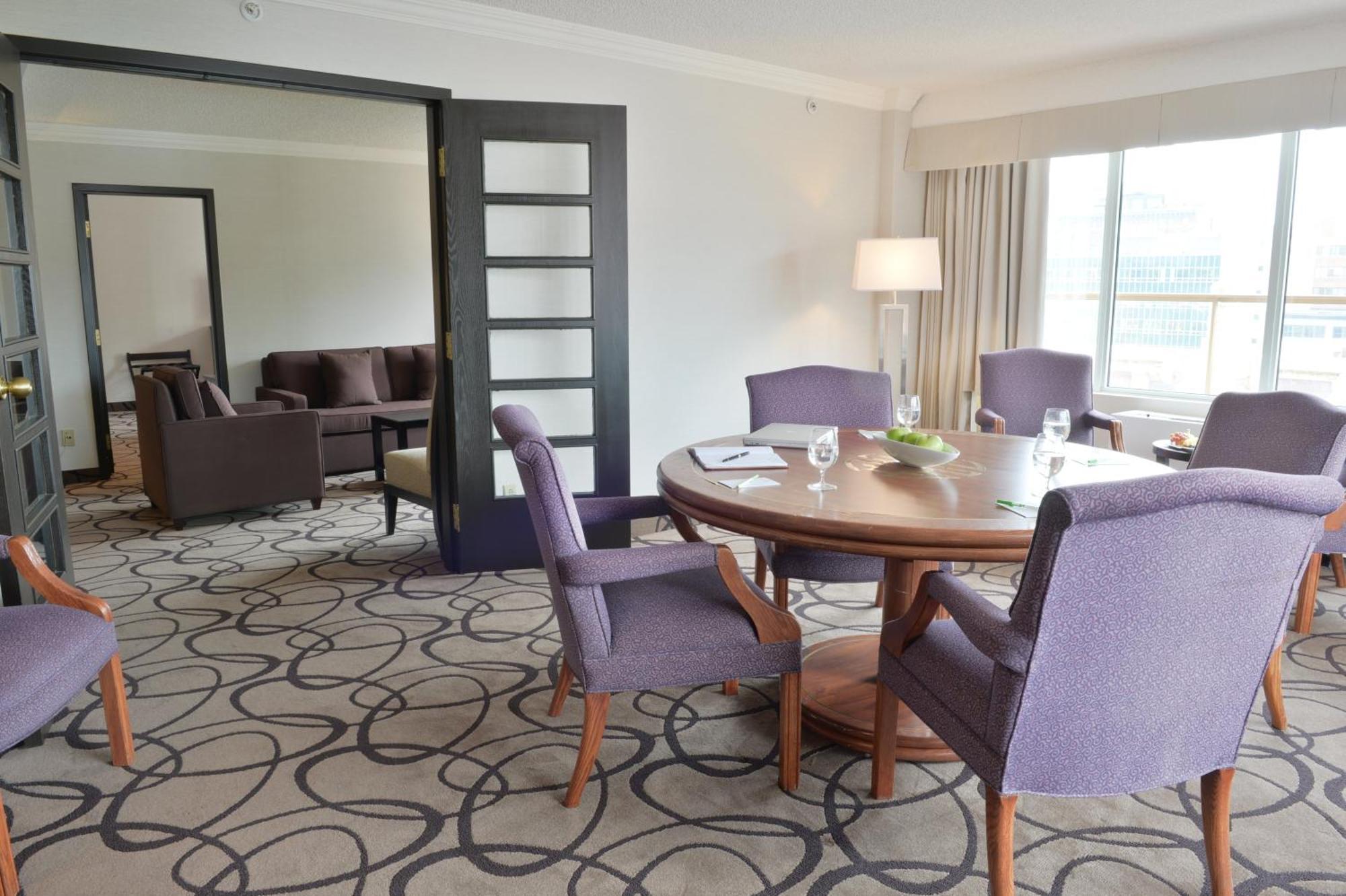 Deluxe One-Bedroom King Suite - Non-Smoking