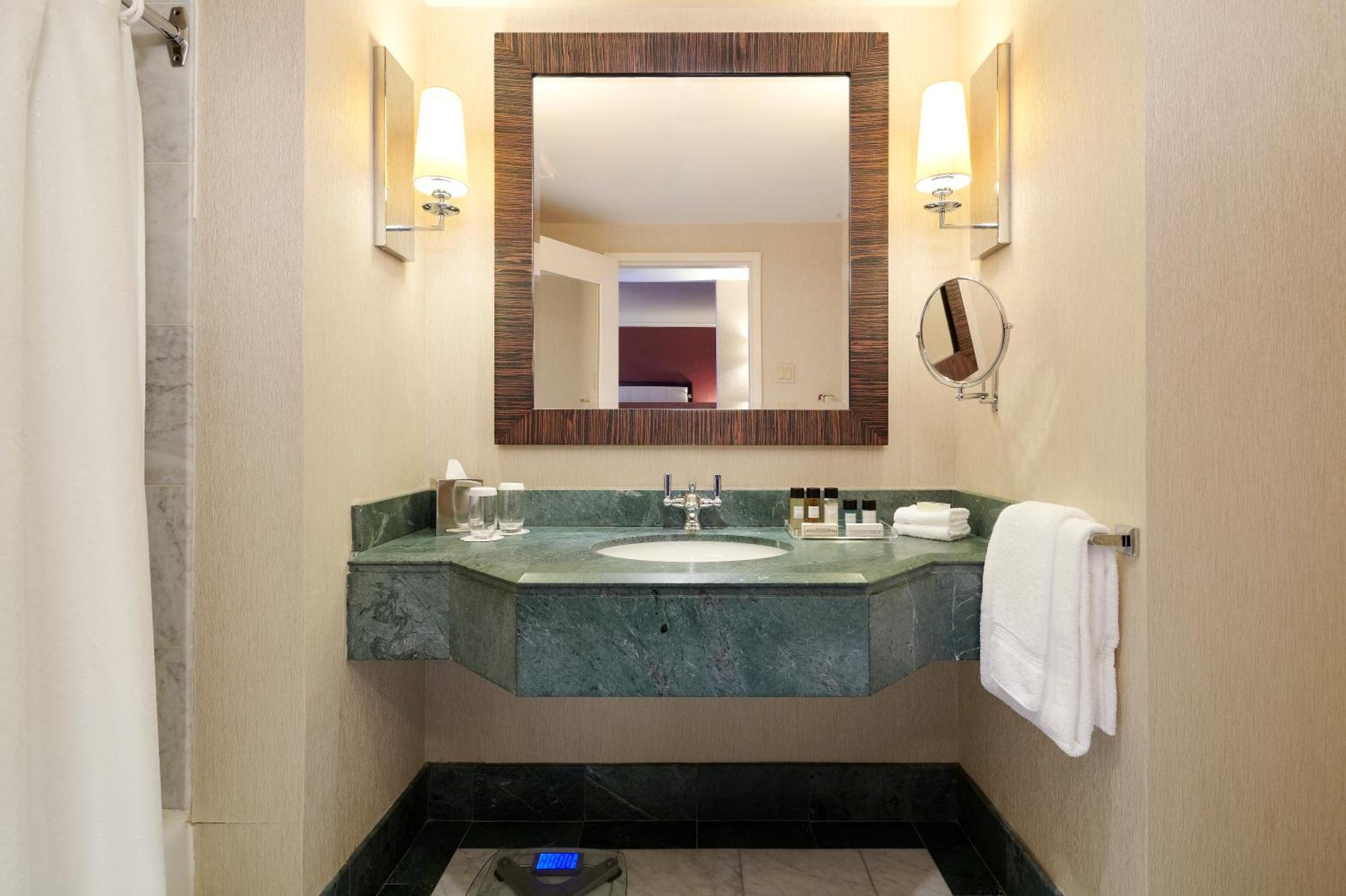 1 King One-Bedroom Suite