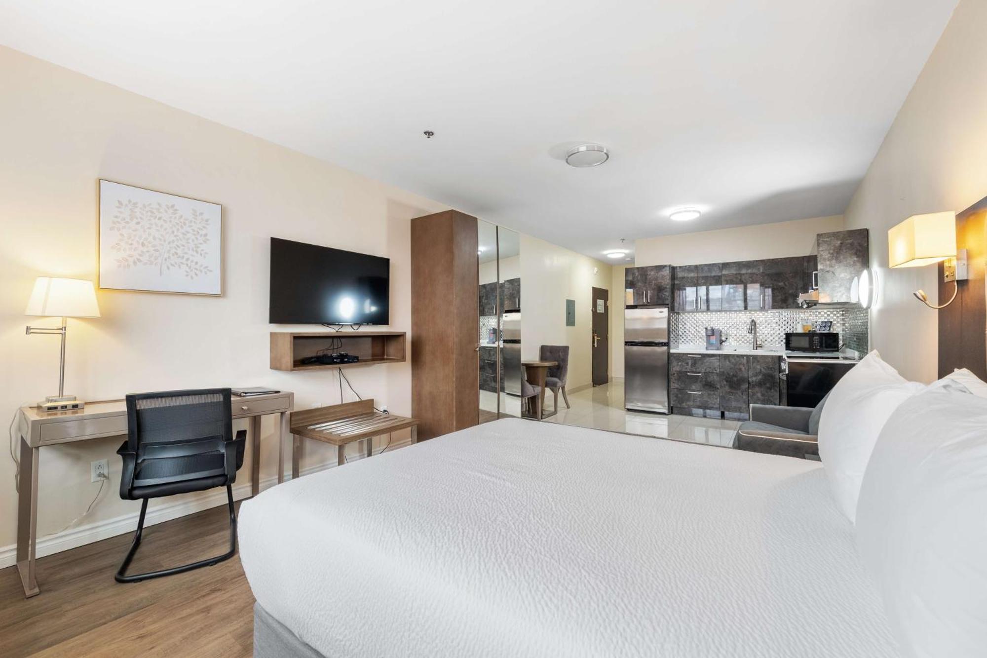 Efficiency Queen Suite with Sofa Bed - Non Smoking